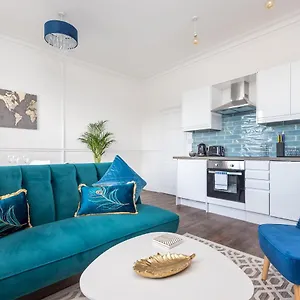 Modern, Romantic In - Pass The Keys Apartment